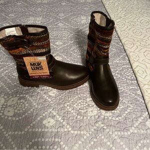 Muk Luks Women’s Brown Boots with Colorful Knit Pattern size 6.5, NWT.